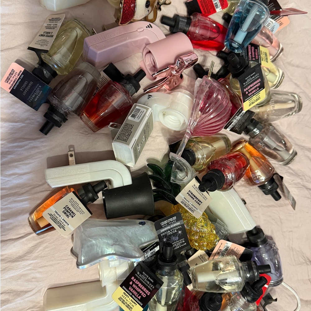Bath and body works assorted Wallflower Fragrance Plugs and Refills LOT LIKE NEW
